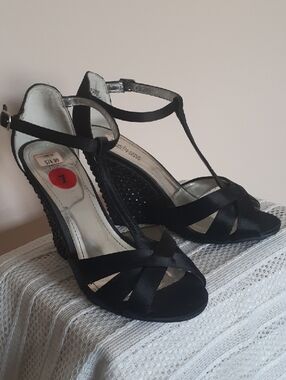 Kenneth Cole Reaction Black T-Strap Wedge Sandals